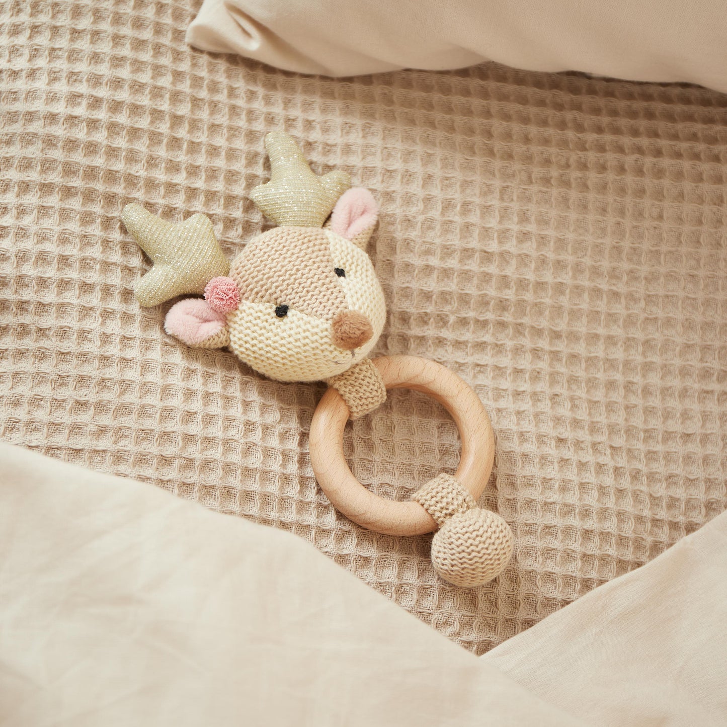 Baumwoll-Greifling Reh mit Rassel – Beißring, Greifspielzeug & Zahnungshilfe