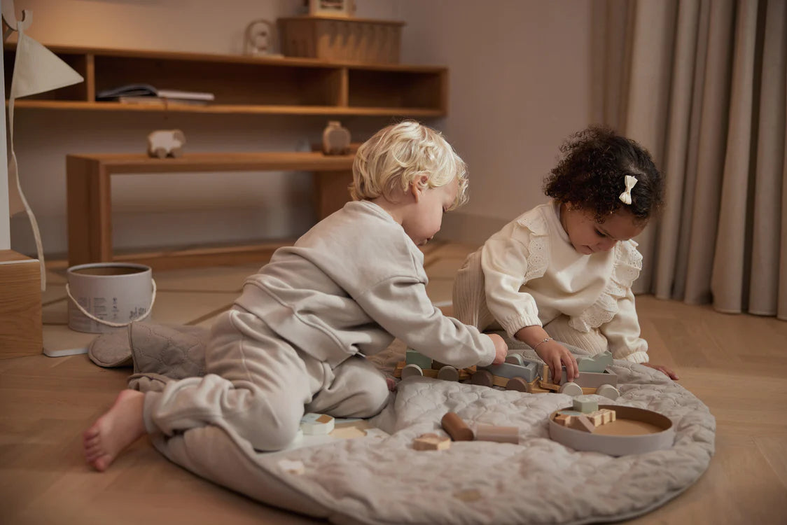 Holzeisenbahn mit Farmtieren