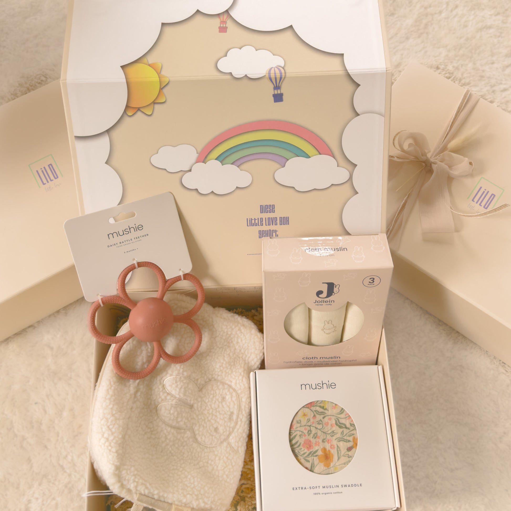Geschenkbox von lilo little love für Babys zur Geburt. Inhalt: Babyrassel und Beißring in Form einer Blume, Mulltücher mit Miffy Design, Windeltasche mit Miffy Design in weiß und Puckdecke mit Blumenmuster von Mushie