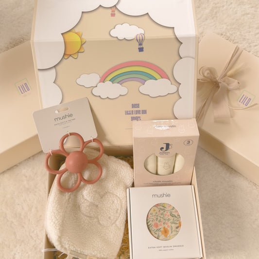 Geschenkbox von lilo little love für Babys zur Geburt. Inhalt: Babyrassel und Beißring in Form einer Blume, Mulltücher mit Miffy Design, Windeltasche mit Miffy Design in weiß und Puckdecke mit Blumenmuster von Mushie