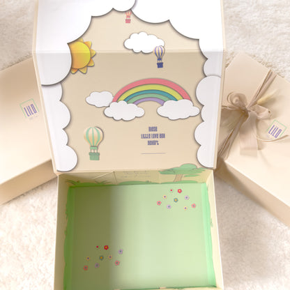 Lilo little Love Babygeschenkbox leer Innenansicht mit Regenbogenmotiv und Blumenwiese