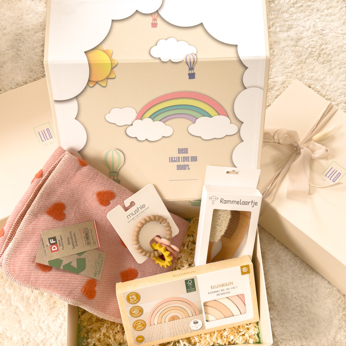 lilo little love Babygeschenkbox in beige gefüllt mit Herzchendecke, Regenbogenbeißring, Regenbogen aus Holz zum SPielen und Babykamm+ Bürste