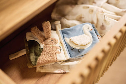 Aktivitätenbuch tiny parks von Jollein - Knistern, Fühlen, Entdecken für Babys ab 3 Monate