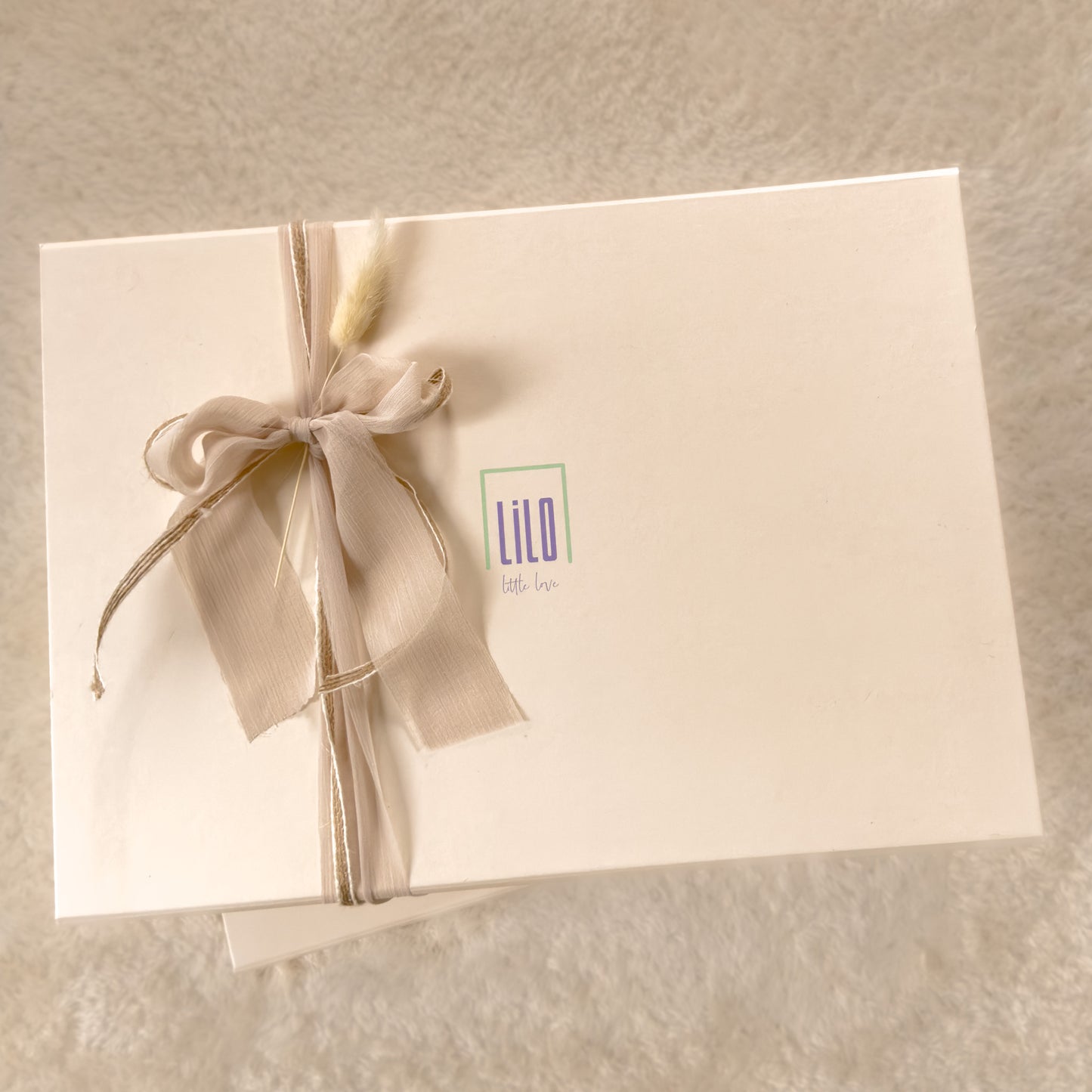 lilo-littlelove Babygeschenkbox verpackt mit Chiffon Schleife und Trockenblume