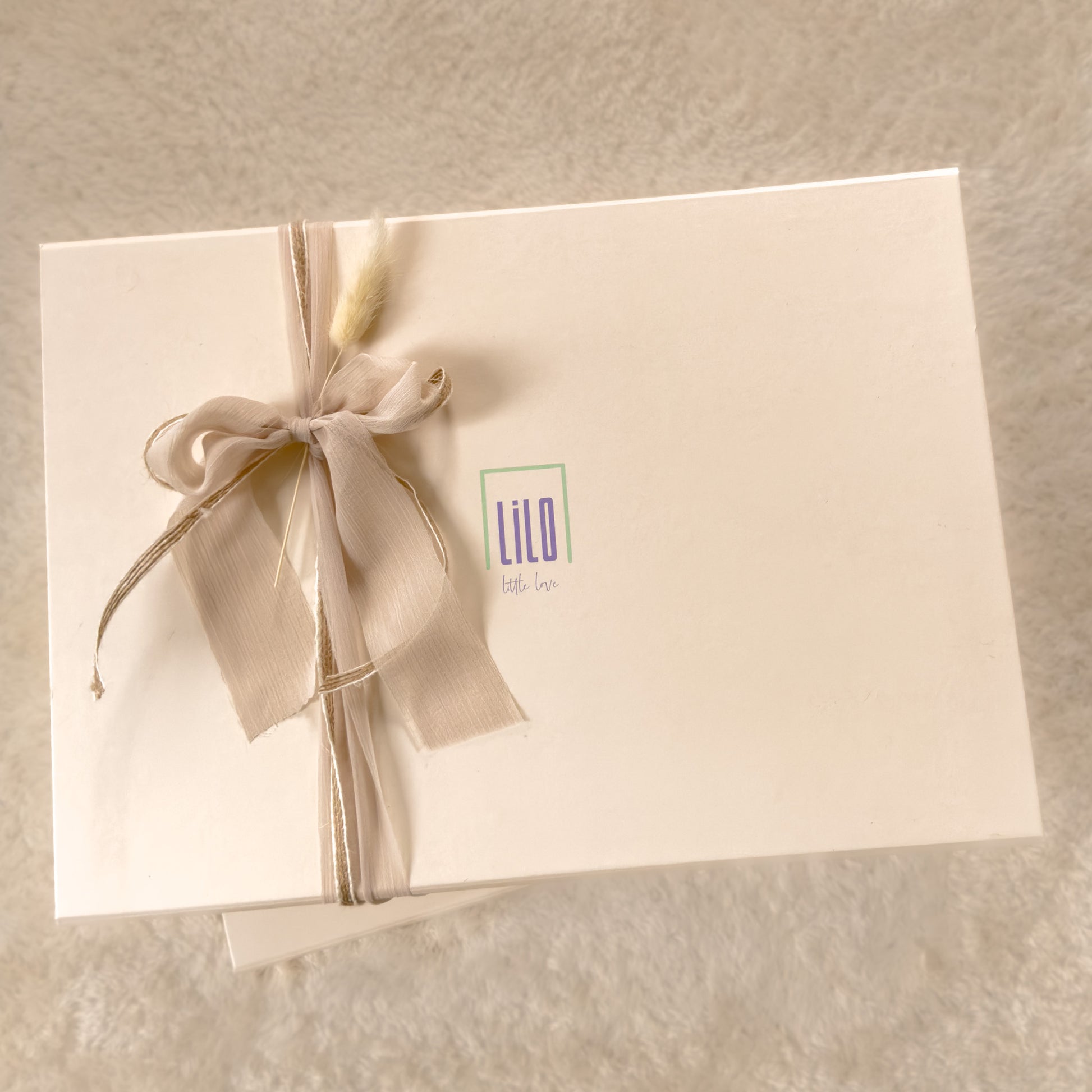 lilo-littlelove Babygeschenkbox verpackt mit Chiffon Schleife und Trockenblume