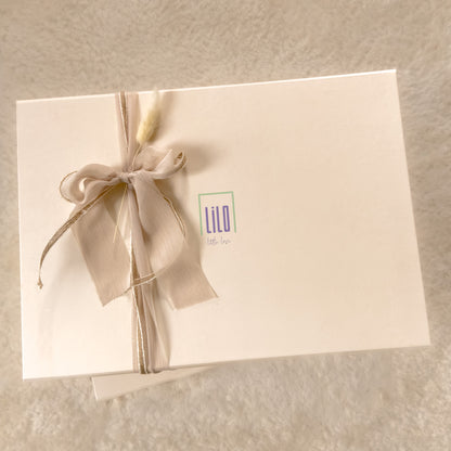 lilo-littlelove Babygeschenkbox verpackt mit Chiffon Schleife und Trockenblume
